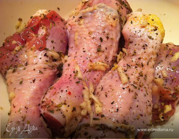 Выложить мясо на фольгу, полить маслом. Завернуть фольгу так, чтобы из нее не вытекал сок. Положить на неширокий противень. Духовку разогреть до 190С. Поставить мясо на 35 минут.