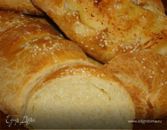 Растворить в молоке дрожжи и сахар, минут 10 дать постоять. Добавить пшеничную муку, вымесить, накрыть пленкой или полотенцем и поставить в теплое место на 1,5 часа. 
Одновременно с этим кукурузную муку с солью заварить кипятком и также дать настояться 1,5 часа (а вот и секрет).
