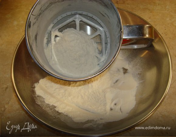 Разложить на противень, посыпанный мукой наш хлеб, дать расстояться минут 25, смазать взбитым яйцом с молоком ( в этот момент я поняла, что яйца у меня закончились и смазала сливками, поэтому хлебушек получился не очень ярким) и выпекать в заранее разогретой до 220 градусов духовке 20-25 минут, до золотистой корочки.