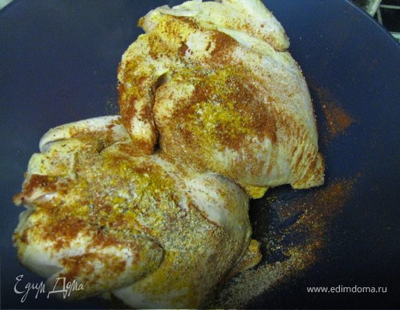 Духовка 180.
Курочки вымыть,обсушить и натереть солью, молотим перцем и паприкой, порошком карри снаружи и внутри.