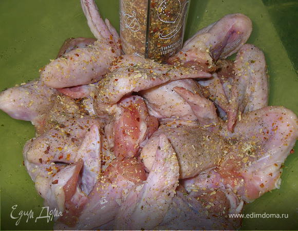 Крылья обсыпать смесью: соль, приправы луковая и чесночная, специи "тандури". дать постоять 1,5-2 часа.