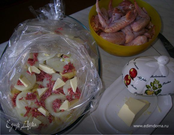 положить несколько кусочков сливочного масла и залить 100мл молока.
