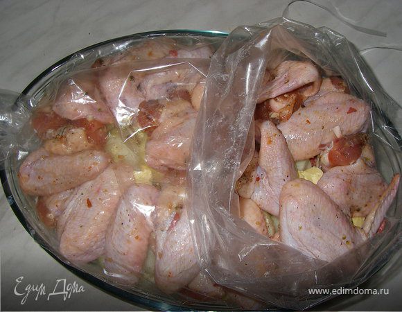 добавить крылышки, запекать 1 час до румяной корочки.
Приятного аппетита!!!