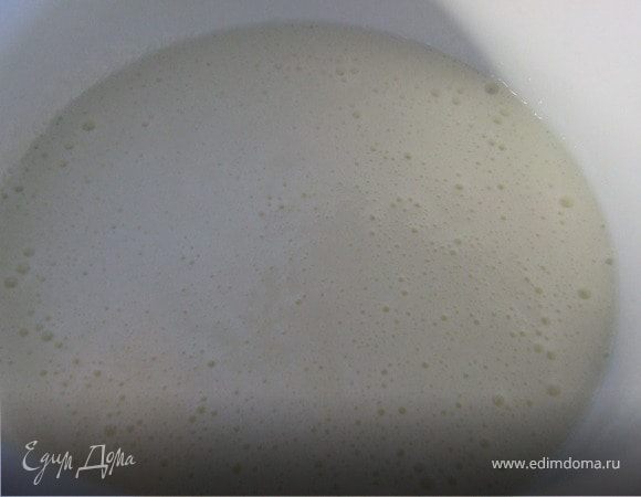 Отделить белки от желтков. Белки взбить миксером (2 мин.). Добавить сахар, сгущенное молоко, сметану и взбивать еще 3 мин. Отдельно взбить желтки до белого цвета.