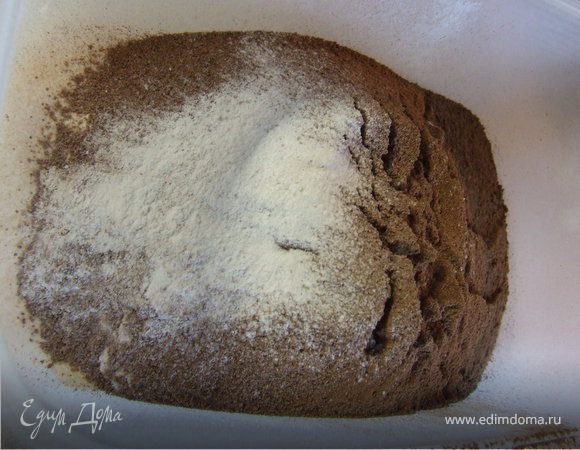 Муку вместе с какао просеять в большую миску. Очень аккуратно соединить белковую массу с взбитыми желтками и мукой. Перемешать легкими движениями снизу вверх.