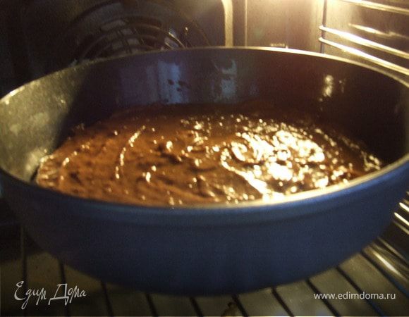 Духовку разогреть до 200°С. Форму для выпечки диаметром 25 см смазать маслом. Вылить в нее тесто, поставить в духовку и выпекать.