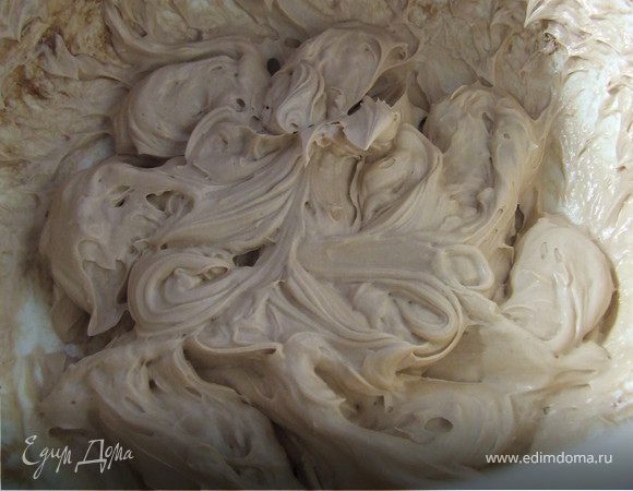 Пока выпекается бисквит, приготовить крем. Взбить миксером размягченное сливочное масло с какао до состояния однородной массы (1 мин.). Влить сгущенное молоко и взбивать еще 2 мин.
* Если крем, на ваш взгляд, недостаточно сладкий, добавьте в него сахарную пудру или сахарный сироп по вкусу.
