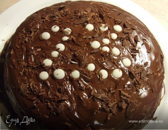 Можно украсить тортик шоколадной стружкрй, я выложила дату праздничного дня белыми монетками из глазури.