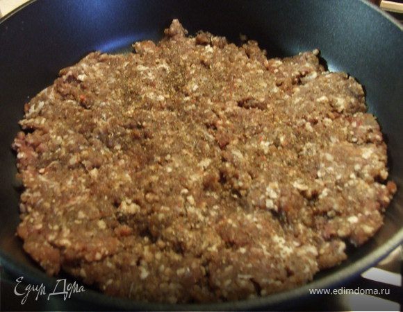 Баклажаны порезать на кольца, толщиной 1 см. и залить соленой водой примерно на час. Оставить. Это необходимо, для устранения горечи.
Фарш посолить, поперчить, выложить в форму ровным слоем.