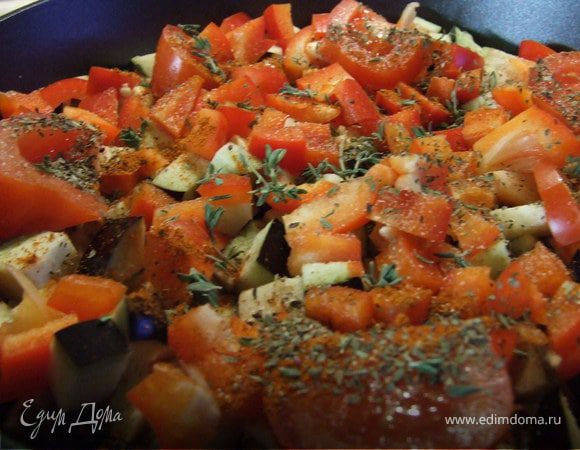 Баклажаны, перец болгарский, помидор порезать кубиками и выложить вторым слоем поверх фарша. Добавить специи по вкусу (у меня по 1 ч.л. каждых специй). Веточки тимьяна общипать и добавить к овощам. Духовку разогреть до 180С. Отправляем форму в духовку на 45 минут.