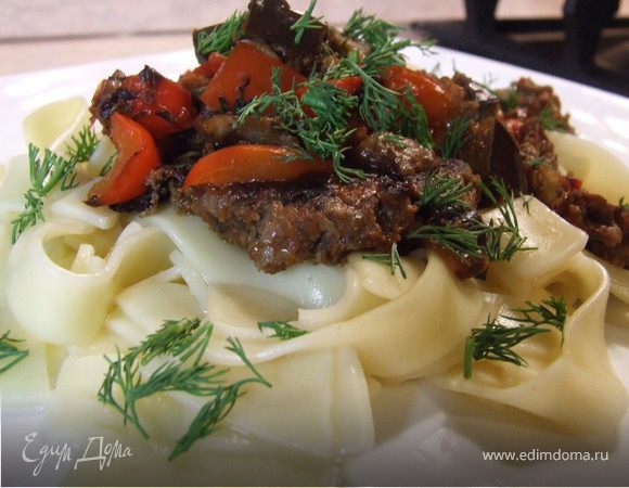 Пасту отварить, смешать с фаршем и овощами, кетчупом,посыпать свежей зеленью и подать на стол! Приятного аппетита!