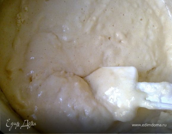 Отделяем белки от желтков. Холодные (!) желтки взбиваем с сахаром до белой пышной пены. Отдельно взбиваем белки с соком лимона, до мягких пиков, добавляя сок лимона постепенно.
Очень аккуратно смешиваем с желтками движениями снизу вверх. Всыпаем муку постепенно через сито, одновременно перемешивая.