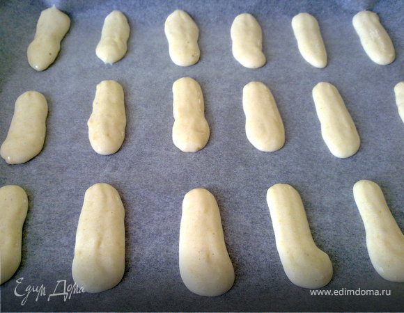 Выкладываем на противень пекарскую бумагу и "выдавливаем" тесто через кондитерский мешок в виде небольших палочек. Присыпаем слегка сахарной пудрой.
Ставим в разогретую до 120 градусов духовку на 10 минут, после добавляем температуру до 140 градусов. Ждем, когда подрумянятся и вынимаем. Сразу снимаем с листа ножом.
