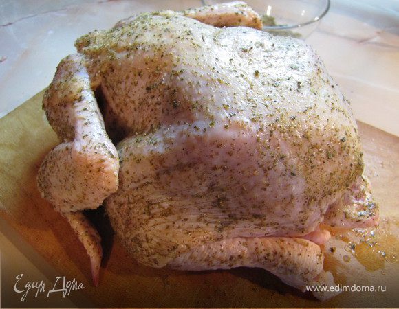 Смазываем нашу курицу смесью специй с солью