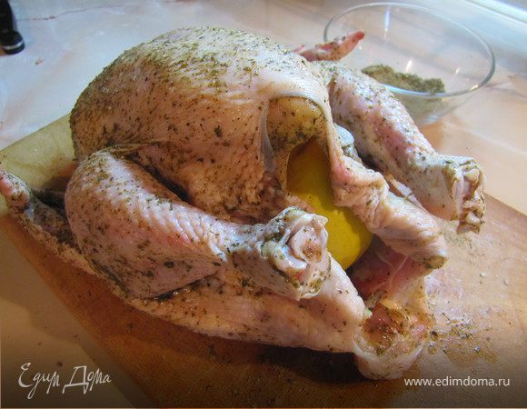 переворачиваем курицу, домазываем. внутрь добавляем четвертинки яблок