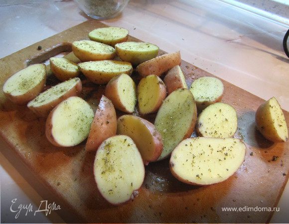Далее для нашего ужина нарезаем картошку и приправляем ее той же смесью специй с солью