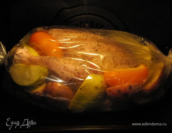 связываем края рукава и отправляем на 60-90 минут в горячую духовку