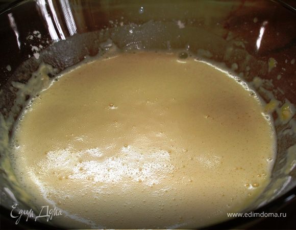 Молоко, муку, яйца, сахар, соль, ваниль, разрыхлитель помещаем в миску и взбиваем. Взбиваеться легко, без комочков.