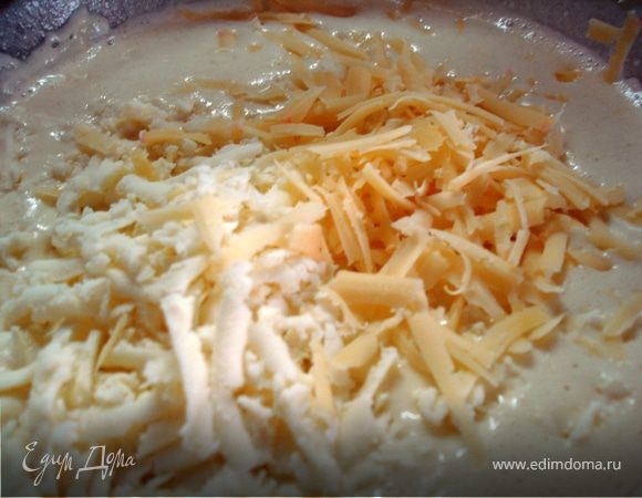 Добавляем натертый на крупную терку твердый сыр 