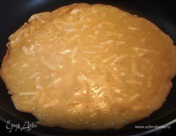 На хорошо разогретую сковороду, смазанную маслом, выливаем пол черпака теста