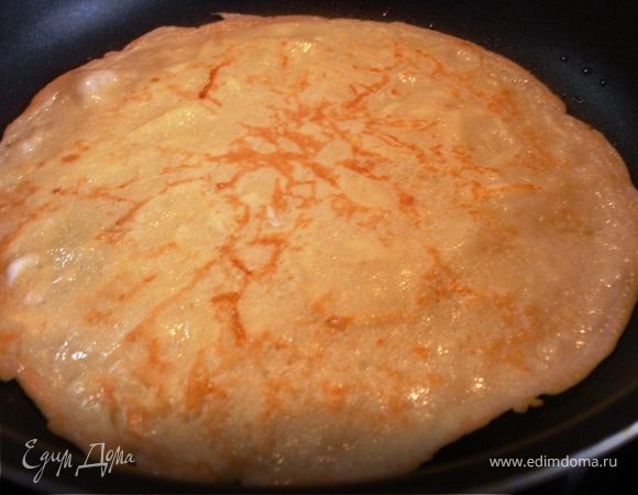 Жарим по 2-3 минуты с каждой стороны. Сковороду смазывать повтороно нет необходимости. Блины не пригорают и прекрасно переворачиваются.