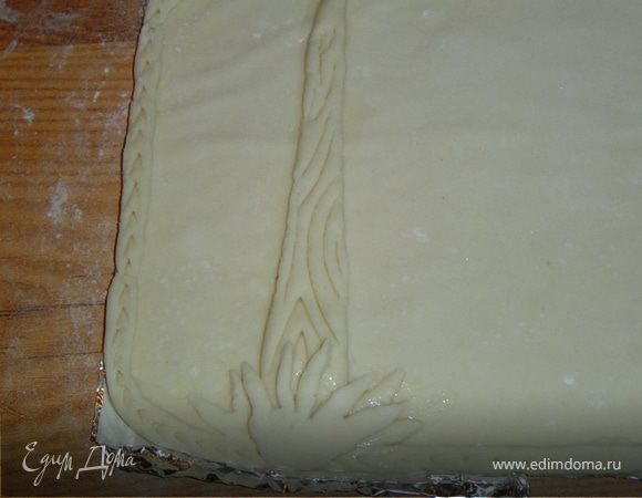 Начинаем работу с изготовления крышечки нашего пирога.Для этого замешиваем тесто - мука,соль,сахар,вода,растительное масло.Тесто должно быть эластичным.Раскатываем его и укладываем на пищевую бумагу,это нужно для дальнейших действий .Вырезаем из теста форму,повторяющую форму,в которой будем выпекать пирог.По краям делаем бортик.А вот теперь начинается творческий процесс,он очень интересен и не сложен.Здесь мы шаг за шагом вылепливаем картину из теста.Я подробно фотографировала этап за этапом,поэтому Вы все поймете без комментариев.Приклеивать элементы необходимо,смочив немного поверхность водой и немного прижав.