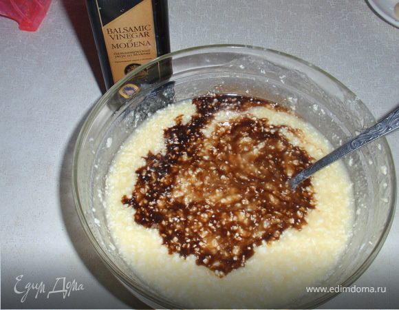 Растереть сахар с  маслом, добавить яйца (1яйцо+желток), кефир, уксус и ваниль.