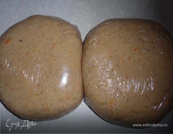 Влить в муку кефирную массу и замесить тесто. Разделить тесто на две части, обернуть пищевой пленкой и отправить в холодильник минимум на один час.