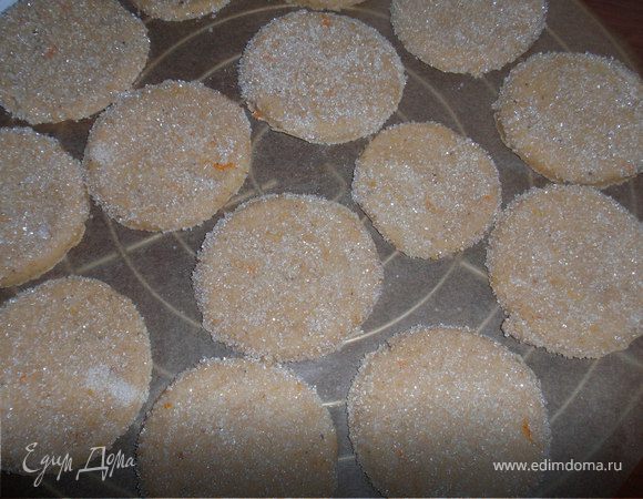 Раскатываем готовое тесто, вырезаем печенье и выкладываем его на противень застеленный пергаментной бумагой. Посыпаем сахаром. Духовка 200градусов печь 13-15 минут.
