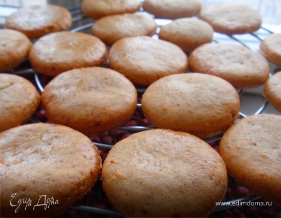 Из второго теста я сделала печенье в медовой глазури. Тесто сахаром не посыпала. Глазурь: 3ст.л меда+2ст.л воды смешать и довести до кипения, непрерывно помешивая. Готовое печенье на секунду окуните в сироп и высушите на решетке.