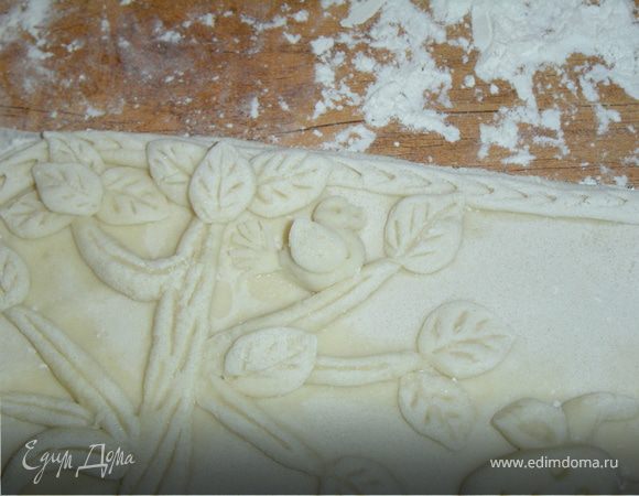 Когда крышечка готова, помещаем ее на противень(на бумаге) и в духовку при температуре 50гр, с приоткрытой духовкой, на 1 час, затем духовку закрываем и оставляем там крышечку еще на 1 час при температуре 75 гр.Таким образом мы подсушиваем нашу крышечку и не даем ей деформироваться.