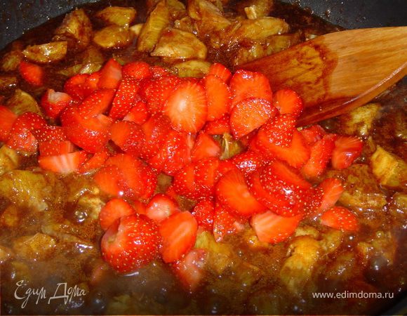 Теперь готовим начинку.Для этого очищаем и нарезаем апельсины и клубнику.На сковороду выкладываем масло, корицу и сахар, доводим до кипения и выкладываем апельсины и клубнику.Вкус получается превосходный.