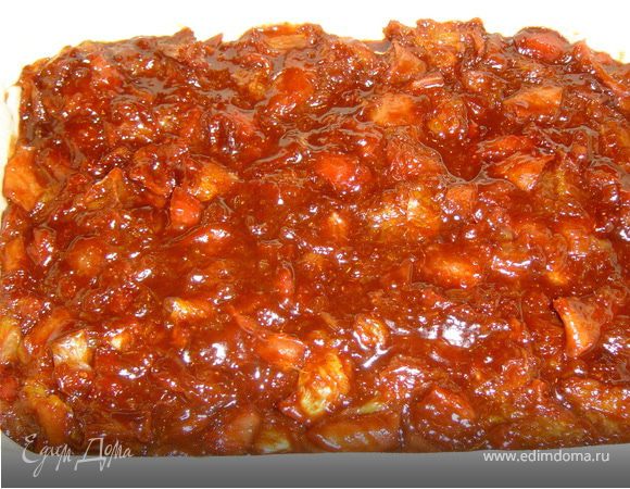 Раскатываем тесто и выкладываем в форму,смазанную маслом. Сверху кладем начинку.