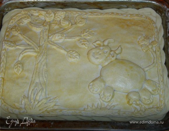 Сверху укладываем готовую крышечку и раскрашиваем с помощью желтка и белка,в котором разводим пищевые красители).После раскраски отправляем пирог в духовку и печем при температуре 180гр. до золотистого цвета.