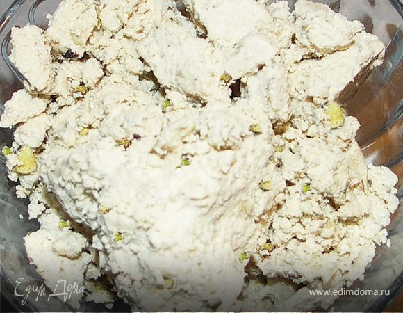 Сливочное масло и белый шоколад растопить.Перемешать орехи,печенье и раскрошенную халву.