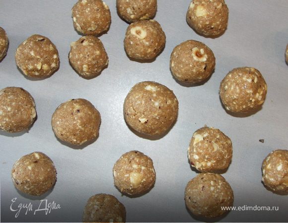 Вылить в смесь шоколад с маслом,сгущённое молоко и розовую воду.Всё хорошенько перемешать.Вылепить шарики.