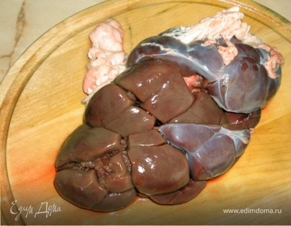 Почки... выбираем только говяжьи поменьше размерами и посветлее (легче отмоются). Чистим от пленок и жира, прополаскиваем.