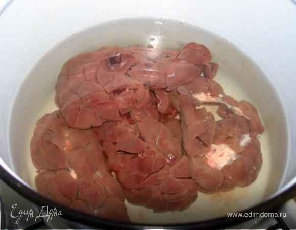 Промываем в проточной воде, складываем в большую кастрюлю, заливаем холодной водой. Ставим на плиту и медленно нагреваем до кипения. Кипятим 5 минут.