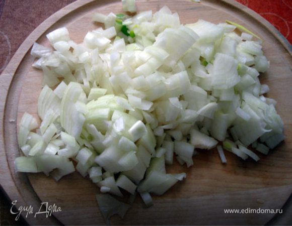 Пока почки остывают, подготавливаем овощи. Мелко режем лук,
