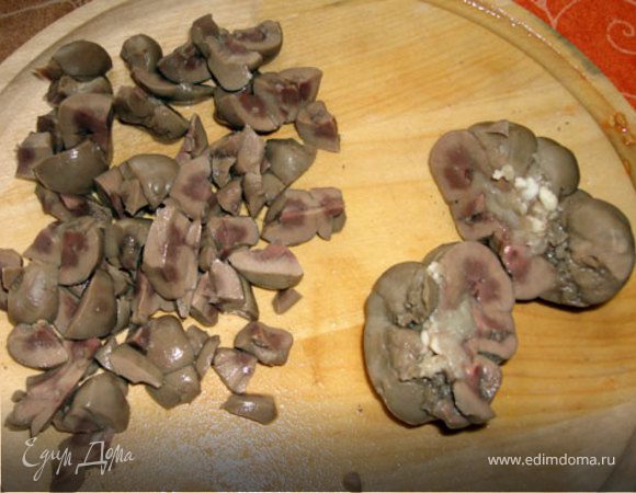 Пока овощи пассируются, обрабатываем почки - срезаем корковый слой. Он-то нам и нужен, остальное - отходы, их можно отдать собаке (моя - оценила).