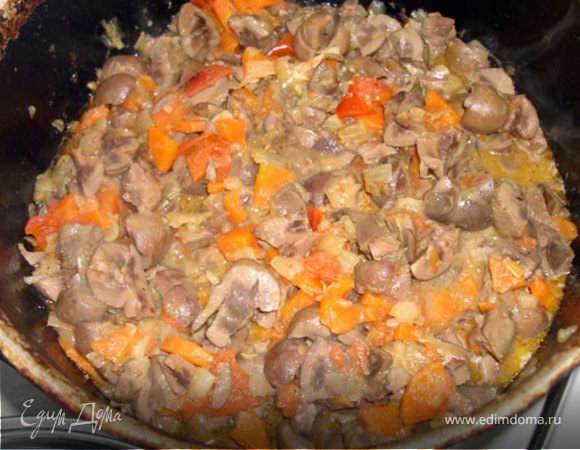 Соединяем нарезанные почки с овощами