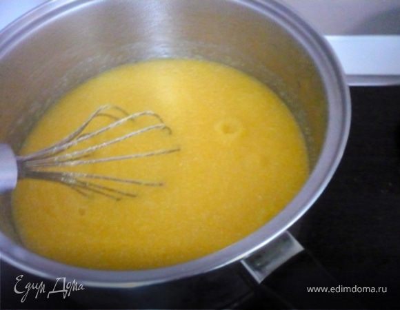 Воду довести до кипения, посолить и всыпать, размешивая венчиком, поленту. Сварить до готовности. Есть которые моментально готовятся или просто быстро или чуть дольше - смотрите на упакове.