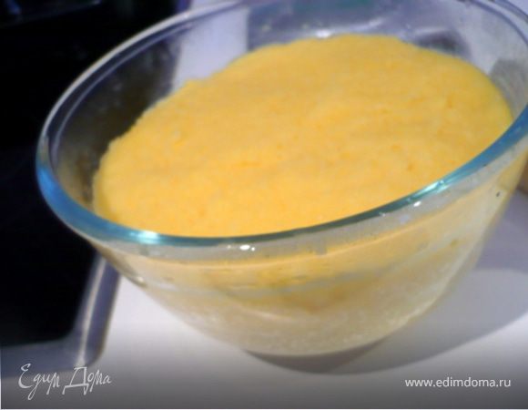 Салатницу или другую форму (я беру круглую для красоты), обдать холодной водой и переложить в нее горячую поленту. Утрамбовать и разравнять поверхность.