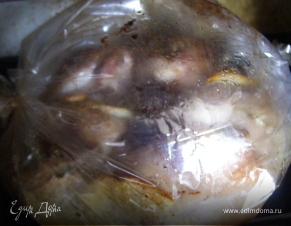 Соединить в мисочке сок 0.5 лимона, мед, травы, соль и перец. Цыпленка укладываем в рукав для запекания, заливаем смесью. Чеснок раздавить ножом, но не резать. Уложить в рукав. Добавить 2-3 ломтика лимона.
Запекать при температуре 220 С 45 минут. Затем проткнуть рукав в трех местах и запечь еще 20 минут.
Очень вкусно, ароматно и никаких хлопот!