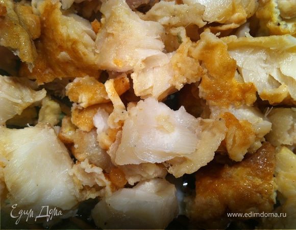  Рыбку поделить на маленькие кусочки- идеально, когда у Вас филе рыбы, я же просто отделила мякоть от косточек.