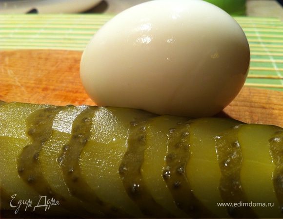 Порезать огурчик и сварить яйцо вкурутую.