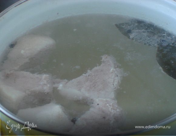 Отварить бульон с мясом свинины и курицы, незабудьте посолить, положить лавровый лист и перец горошком.