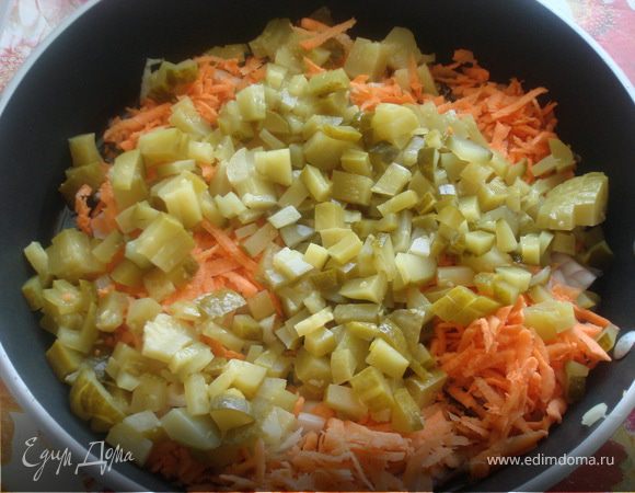 Разобрать мясо, а в бульон положить вариться картофель (можно целыми картофелинами).
Пока картофель варится, готовим овощи для поджарки.