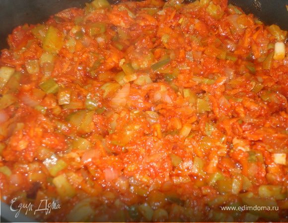 Необходимо сделать поджарку: лук, морковь, соленый огурец, чайную ложку муки, томатную пасту. Все перемешать и обжарить.