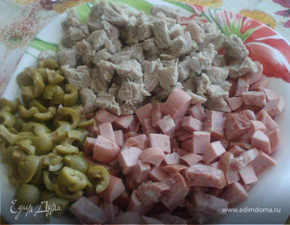 Когда картофель сварится надо размять его толкушкой в бульоне.
Затем засыпаем уже приготовленную нами поджарку, а также порезанные: колбасу, сосиски, оливки и добавим 3 ст.ложки рассола из оливок.
Специи добавляем по вкусу.